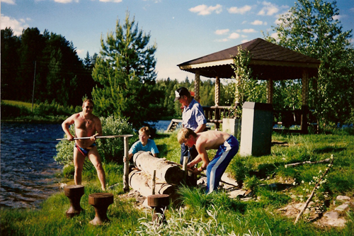 Juhannuksen rakovalkean valmistelua. Tuossa vaiheessa tolpanpitäjää jännittää.